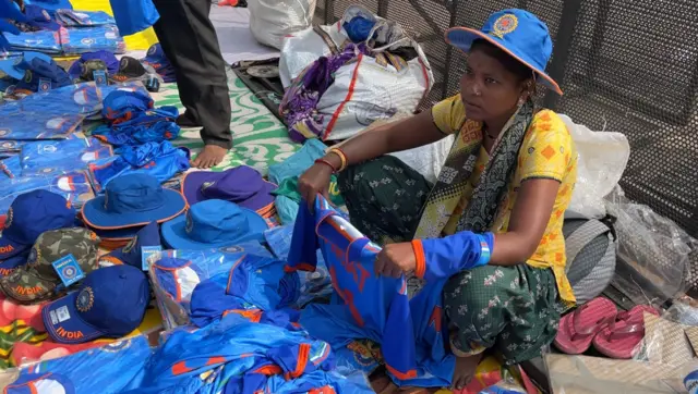 अहमदाबादच्या स्टेडीयमबाहेरचे विक्रेते