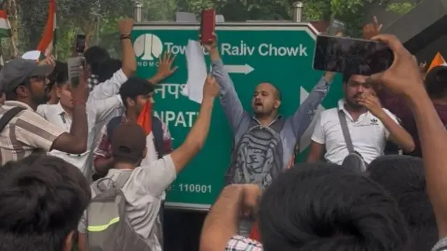 कॉक्रोच जनता पार्टीच्या मोर्चाच्या पार्श्वभूमीवर 'सेंट्रल सेक्रेटरीएट' मेट्रो स्टेशन जनतेसाठी बंद ठेवण्यात आलं आहे. दिल्ली मेट्रो रेल कॉर्पोरेशनने (DMRC) ट्विट केले आहे की, "सुरक्षेच्या कारणास्तव, जनपथ, राजीव चौक, पटेल चौक, सेंट्रल सेक्रेटरीएट आणि सेवा तीर्थ ही मेट्रो स्टेशन्स पुढील सूचना मिळेपर्यंत बंद ठेवण्यात आली आहेत."