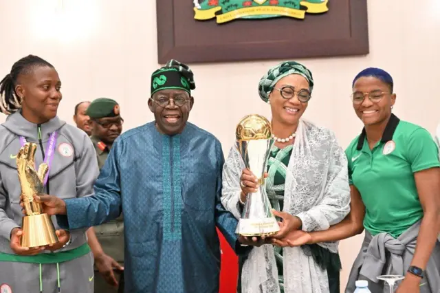 Shugaba Tinubu da mai ɗakinsa Remi Tinubu da wasu daga cikin ƴan wasan ƙungiyar ƙwallon ƙafa ta mata ta Najeriya, Super Falcons a fadar shugaban ƙasa