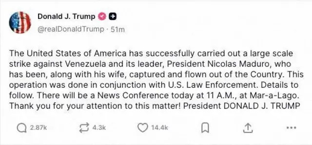 トランプ氏の「トゥルース・ソーシャル」アカウントのスクリーンショット。「アメリカ合衆国は、ヴェネズエラとその指導者のニコラス・マドゥロ大統領に対して、大規模な攻撃を成功させた。マドゥロはその妻と共に捕らえられ、国外へ移送された」などと書かれている。