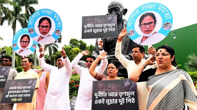 দুর্নীতি ইস্যুতে তৃণমূল কংগ্রেসের বিরুদ্ধে সুর চড়াচ্ছে বিরোধীরা