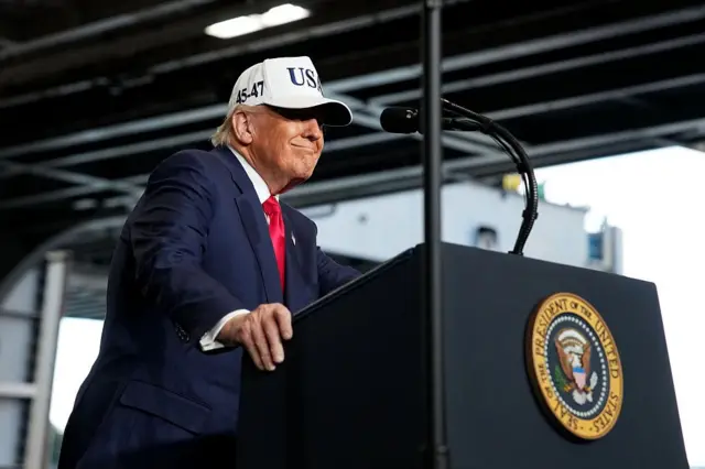 特朗普日前巡视美军基地时照片。