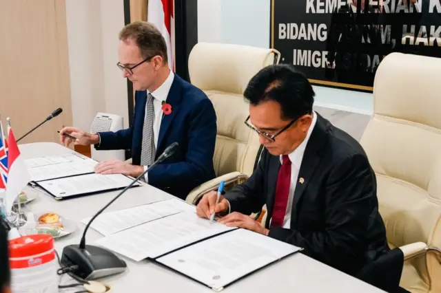 Menko Kumham Imipas, Yusril Ihza Mahendra dan Duta Besar Inggris untuk Indonesia, Dominic Jermey menandatangani kesepakatan repatriasi dua narapidana warga negara Inggris.