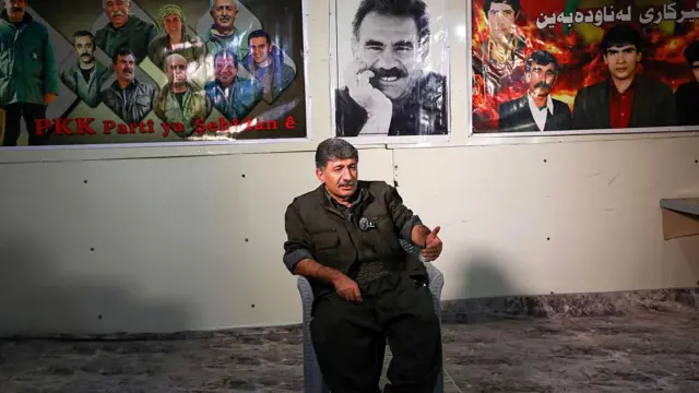 PKKlı komutan ellerinden biri kaldırmı karşısında soru soran kişiye bir şey anlatıyor