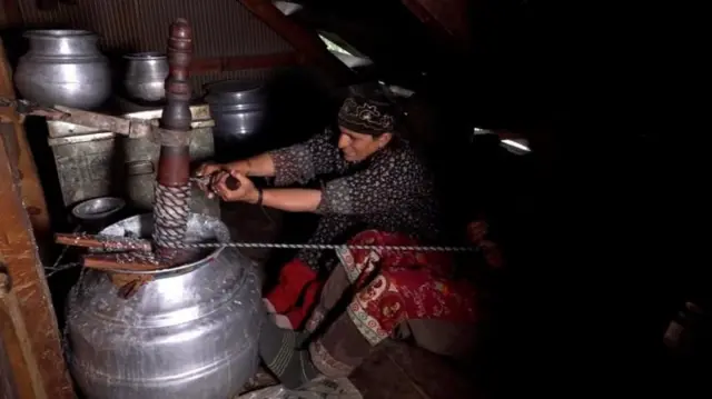 नूरजा अनेक वर्षांपासून आपल्या घरी लोणी आणि तूप बनवतात.