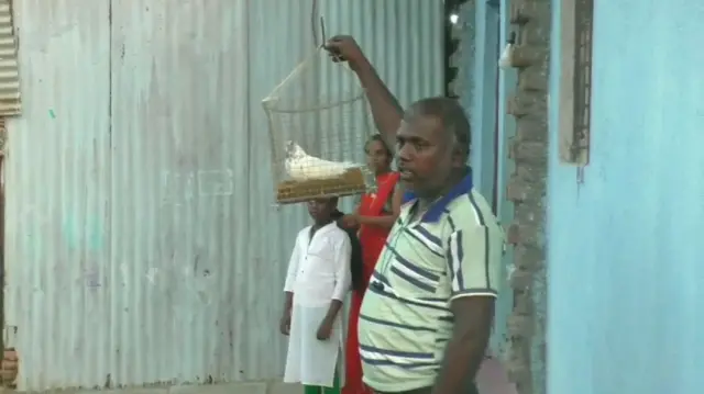 नांदेड आणि लातूर मध्ये बर्ड फ्लू बाधित पक्षी आढळल्याने चिंता वाढली आहे. 