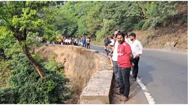 आंबोली घाटात बघ्यांची गर्दी