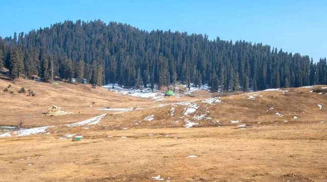 आमतौर पर ये पहाड़ बर्फ़ की सफ़ेद चादर से ढंके रहते थे, इन दिनों ये वीरान नज़र आ रहे हैं