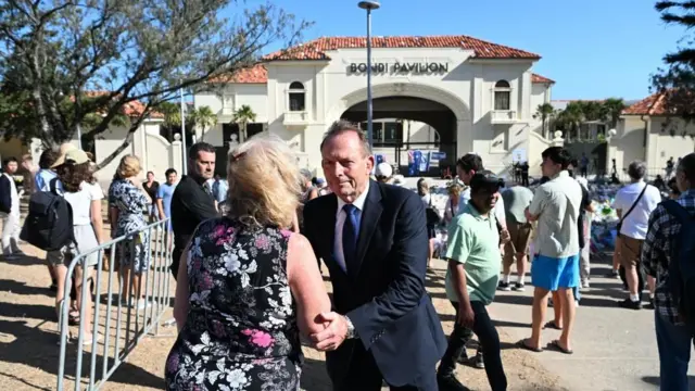 सिड्नीको बोन्डाइ बीचमा अस्ट्रेलियाका भूतपूर्व प्रधानमन्त्री टोनी आबट
