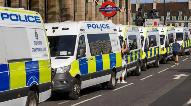 ਗ੍ਰਹਿ ਦਫ਼ਤਰ ਦੇ ਬੁਲਾਰੇ ਮੁਤਾਬਕ, ਭੈਅ ਪੈਦਾ ਕਰਨ ਵਾਲੇ ਵਿਰੋਧ ਪ੍ਰਦਰਸ਼ਨਾਂ ਤੋਂ ਪੂਜਾ ਸਥਾਨਾਂ ਦੀ ਬਿਹਤਰ ਸੁਰੱਖਿਆ ਲਈ ਸਰਕਾਰ ਪੁਲਿਸ ਨੂੰ ਵਧੇਰੇ ਸ਼ਕਤੀਆਂ ਦੇ ਰਹੀ ਹੈ।