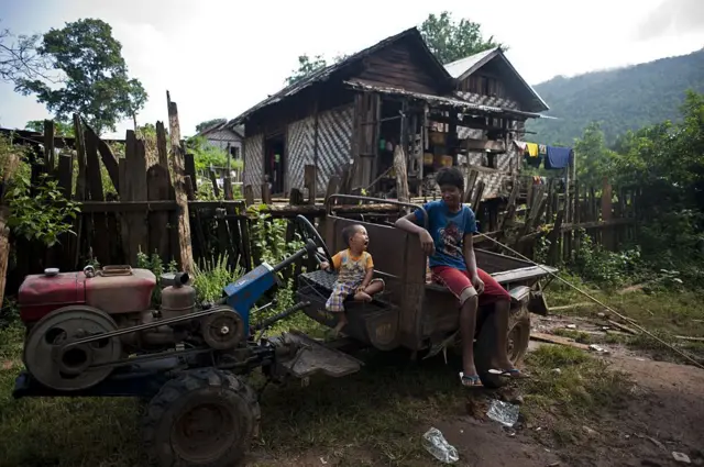 ဒီးမော့ဆိုမြို့ဒေသခံတချို့ (ပုံဟောင်း)