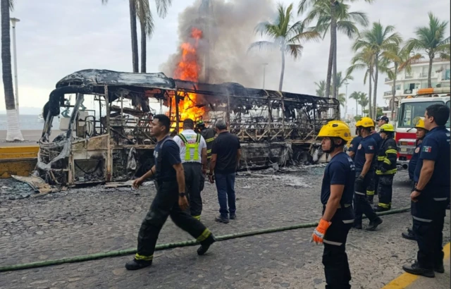 Bomberos apagan el incendio de un autobús en Puerto Vallarta.