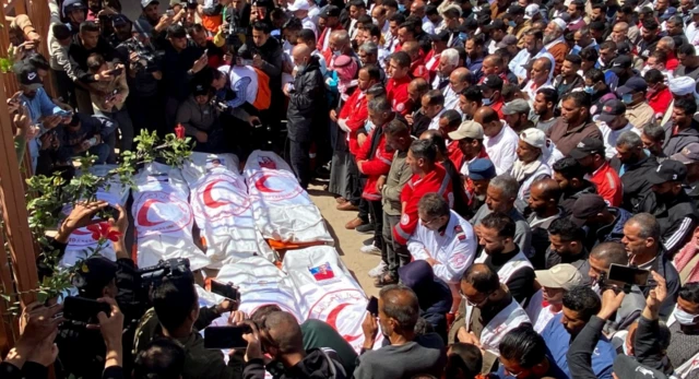 31 Mart 2025'te Han Yunus'taki öldürülen sağlık görevlileri için toplu cenaze yapılıyor