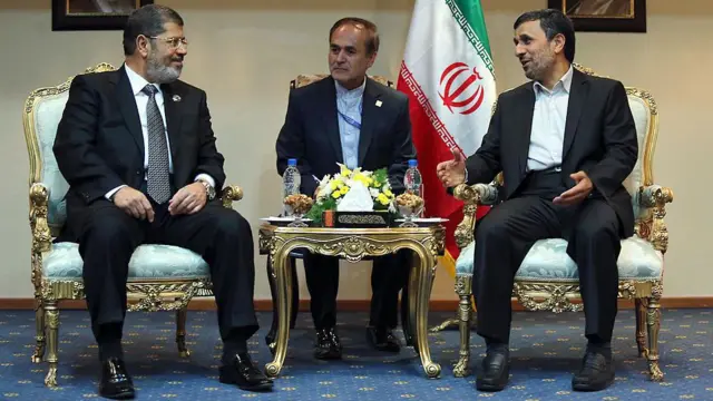 محمد مرسي خلال لقاء جمعه مع نظيره الإيراني أحمد نجاد