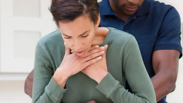 மூச்சுக்குழாயில் சிக்கும் உணவுப் பொருள்: உயிரைக் காக்க உதவும் எளிய முதலுதவி