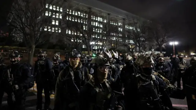 Exército coreano na frente do Parlamento