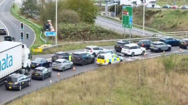 Una imagen de las cámaras de tráfico de la Dirección General de Carreteras Nacionales muestra una cola de vehículos, incluidos coches de policía, en un puente sobre la autopista.