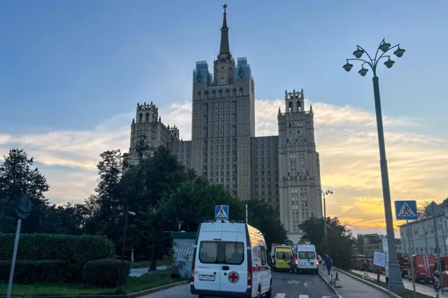 Машины скорой помощи у здания на Кудринской площади после взрыва