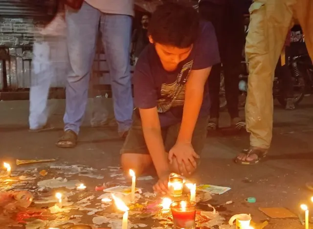 বুধবার রাতে দক্ষিণ কলকাতার যাদবপুরে 'রাত দখলের' কর্মসূচিতে এক বালক।