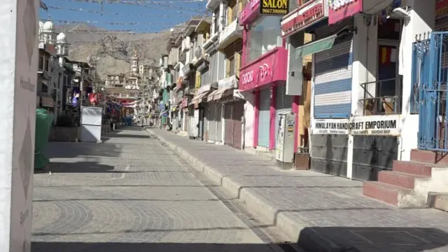 લદ્દાખ હિંસા, 24 સપ્ટેમ્બર હિંસા, સોનમ વાંગચુક, લેહમાં હિંસા, સુપ્રીમ કોર્ટમાં ગિતાંજલી વાંગચુકની અરજી પર સુનાવણી, જમ્મુ-કાશ્મીર કેન્દ્ર શાસિત પ્રદેશ, રાજ્યનો દરજ્જો, છઠ્ઠી અનુસૂચિમાં સ્થાન, બીબીસી ગુજરાતી 