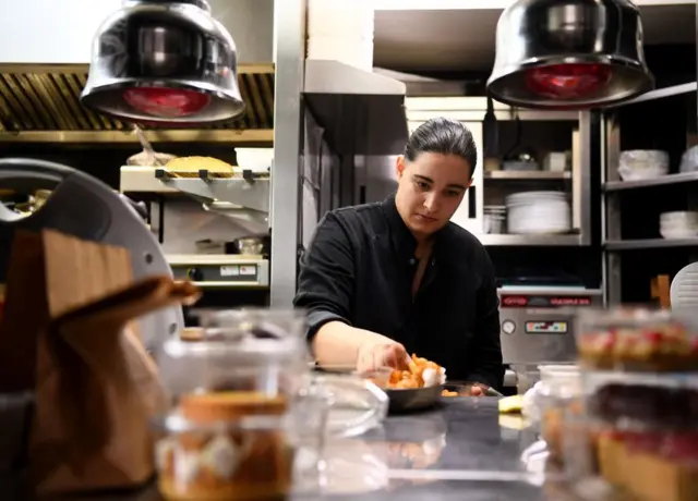 Julia Sedefdjian, koki termuda yang mendapat bintang Michelin di Prancis, sedang membuat hidangan di dapur di restorannya. 