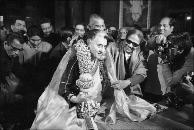 ইন্দিরা গান্ধীর (বাঁয়ে) পাশে তামিলনাডুর তৎকালীন মুখ্যমন্ত্রী কে করুণানিধি - ফাইল ছবি