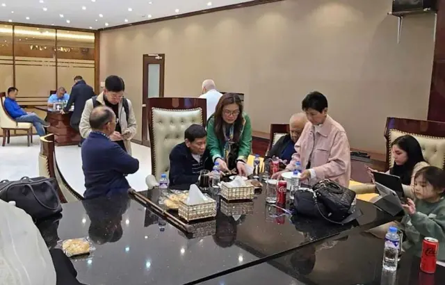 သယ်ဟိတ်ကိုအပို့မခံရမီ ဖိလစ်ပိုင်လေဆိပ်မှာ တွေ့ရတဲ့ သမ္မတဟောင်း ဒူတာတေး 