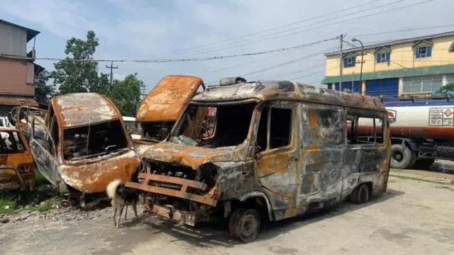 మణిపుర్ హింసలో తగలబడ్డ వాహనాల ఫోటో 
