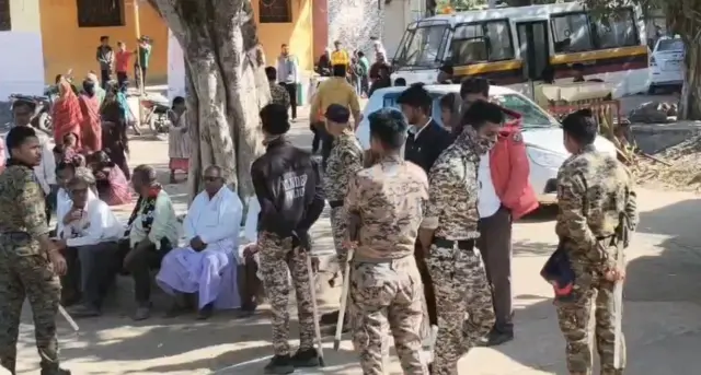 गावात बंदोबस्तासाठी आलेले पोलीस कर्मचारी आणि नागरिक