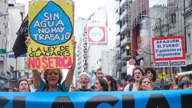 Manifestación en contra de la Ley de Glaciares