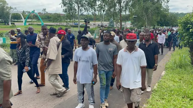 Ndị na-eme ngagharịiwe megide sit at home