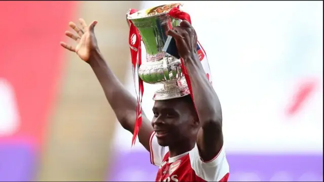 Markii ay Arsenal garaacday Chelsea si ay ugu guuleysato FA Cup 2020, Saka wuxuu ka mid ahaa kooxda, xitaa haddii uusan ciyaarin.
