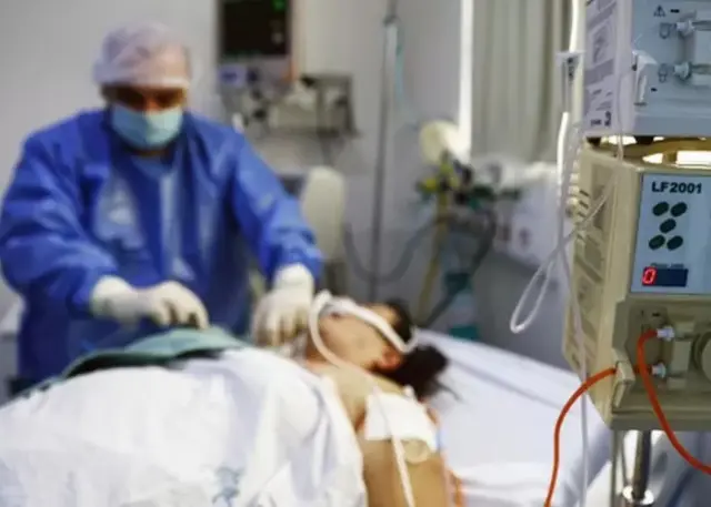 Un patient du Covid consulté par un médecin