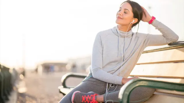 یوه ښځه، چې د منډو پرمهال یې دمه کړې.
