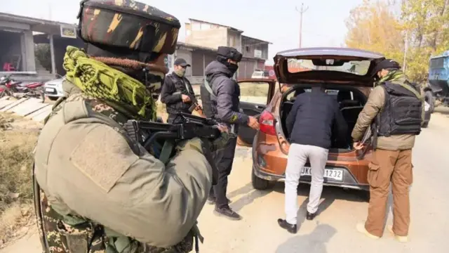 کشمیر کے پلوامہ میں بھی گاڑیوں کی تلاشی جاری