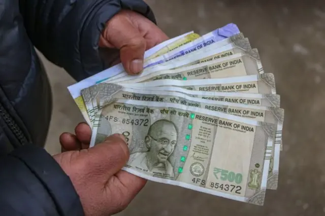 सरकारी कर्मचाऱ्यांना सेवानिवृत्तीवेळी ग्रॅच्युइटी म्हणून मिळणारी रक्कम करमुक्त असते.