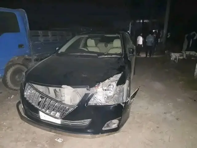 চট্টগ্রাম-কক্সবাজার মহাসড়কের লোহাগাড়া উপজেলায় ট্রাকের ধাক্কায় ক্ষতিগ্রস্ত গাড়ি
