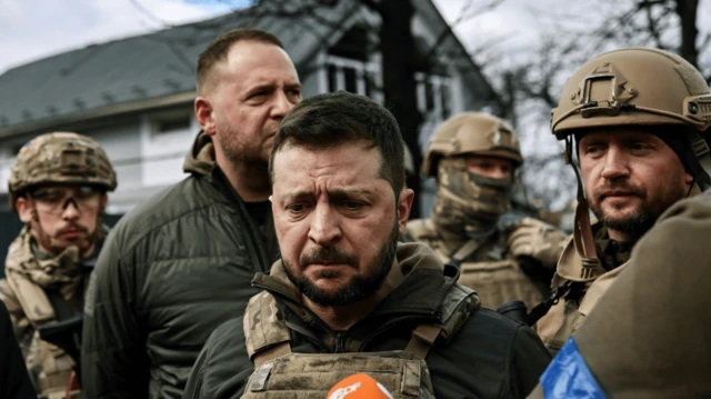 Ukrayna Devlet Başkanı Volodimir Zelenskiy (ortada) konuşma yapıyor