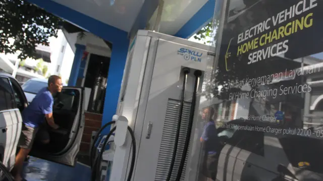 Pemilik mobil mengisi ulang baterai kendaraan listrik di Stasiun Pengisian Kendaraan Listrik Umum (SPKLU) di halaman Kantor PLN Unit Pelaksanaan Pelayanan Pelanggan (UP3) Malang, Jawa Timur, Selasa (11/7/2023).