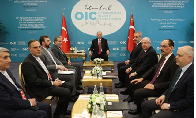 Cumhurbaşkanı Erdoğan, İran Dışişleri Bakanı Abbas Arakçı ve heyettekiler karşılıklı dar sayılabilecek bir mekanda oturuyorlar.