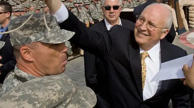 Cheney ahura n'ingabo zari ziri mu kigo cy'indege za gisirikare cya Balad Air Base, muri Irake, mu mwaka wa 2008.