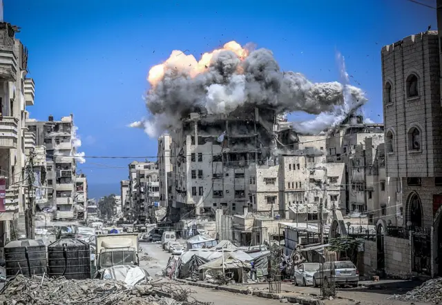 استهداف الطائرات الحربية الإسرائيلية لمبنى مهران الواقع في حي النصر وسط غزة، عقب مكالمة هاتفية تحذيرية من الجيش الإسرائيلي في مدينة غزة، في 21 يوليو/تموز 2025