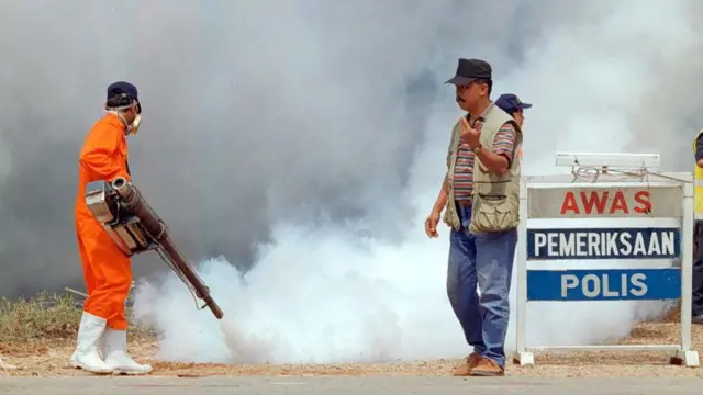 মালয়েশিয়ায় ফগ মেশিন থেকে ধোঁয়া ছড়িয়ে নিপাহ্ ভাইরাস সংক্রমণ প্রতিরোধের চেষ্টা - ফাইল ছবি