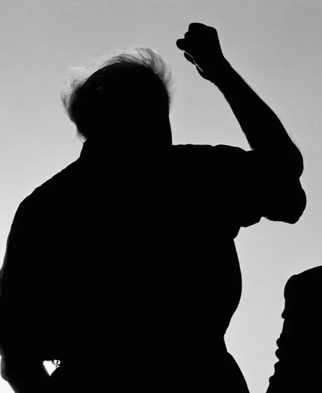 David Ben-Gurion melambangkan negara kecil Israel, dengan lingkaran rambut putih tergerai dari kepalanya.