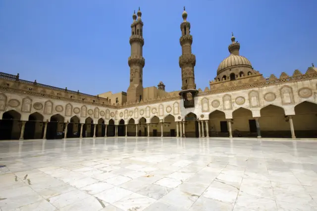 La mosquée Al-Azhar au Caire, en Égypte, est également l'une des plus anciennes universités du monde; elle a été construite en 970 après J.-C.