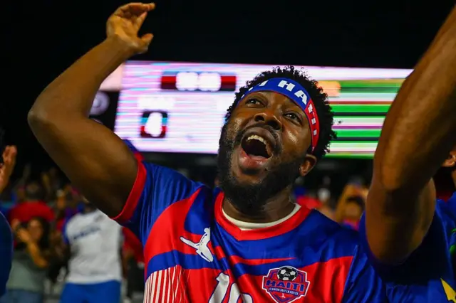 Um torcedor do Haiti comemora durante uma partida de aquecimento da Copa do Mundo