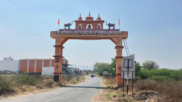 मढी येथील कानिफनाथांच्या यात्रेला शेकडो वर्षांची परंपरा आहे.