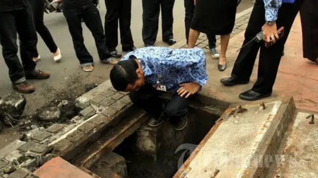 Joko Widodo meninjau gorong-gorong di kawasan Jalan MH Thamrin, Jakarta Pusat 