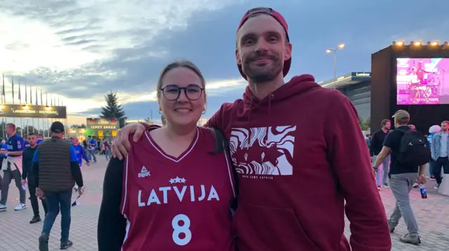 Лора у дресу репрезентације Летоније са пријатељем