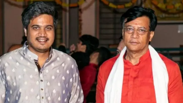 रोहित पवार त्यांचे वडील राजेंद्र पवारांसोबत